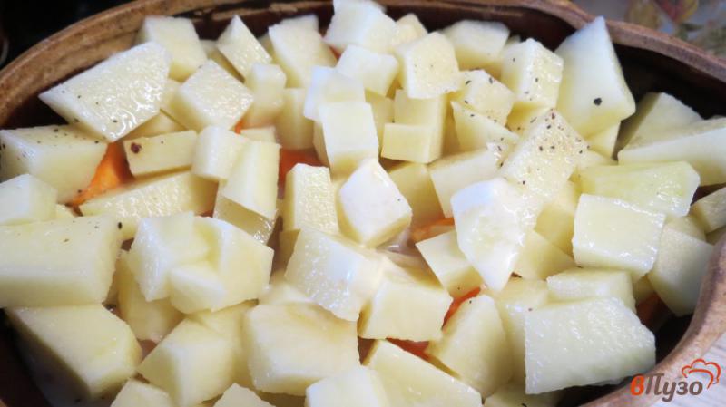 Фото приготовление рецепта: Картошка с мясом в горшочках шаг №4