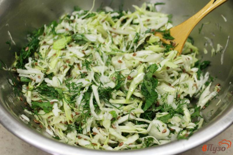 Фото приготовление рецепта: Салат из молодой капусты с семенами льна и чесноком шаг №5
