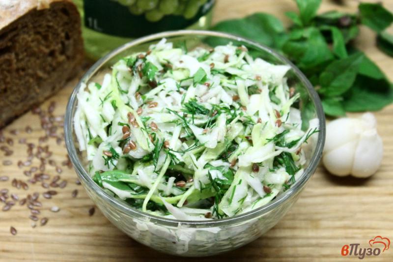 Фото приготовление рецепта: Салат из молодой капусты с семенами льна и чесноком шаг №6