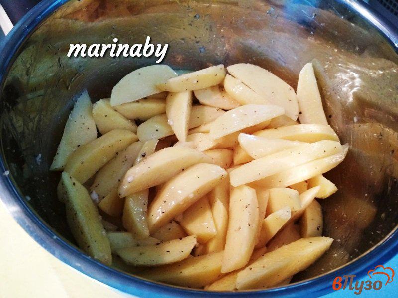 Фото приготовление рецепта: Запеченный картофель с чесноком шаг №4