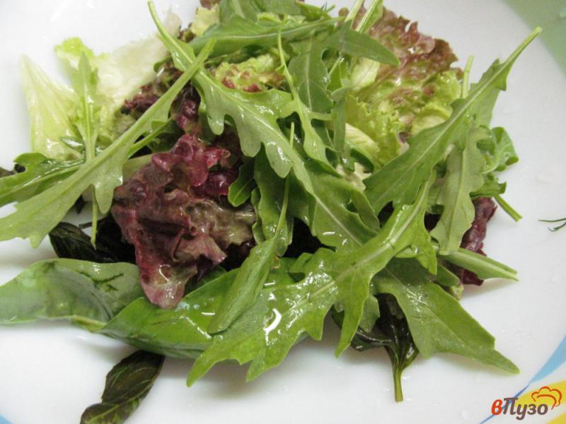 Фото приготовление рецепта: Зеленый салат с морковью помидором и красной смородиной шаг №3