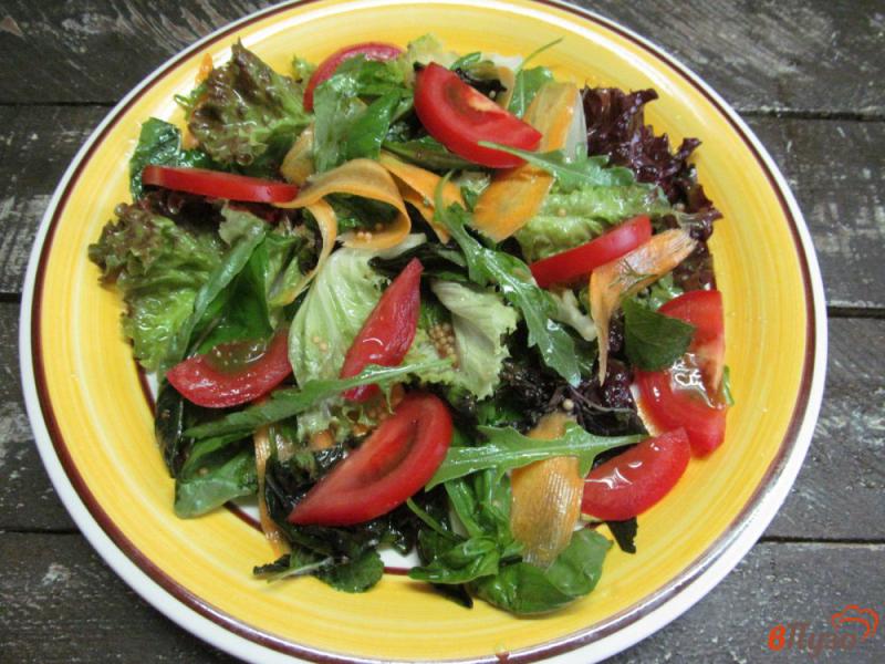 Фото приготовление рецепта: Зеленый салат с морковью помидором и красной смородиной шаг №6