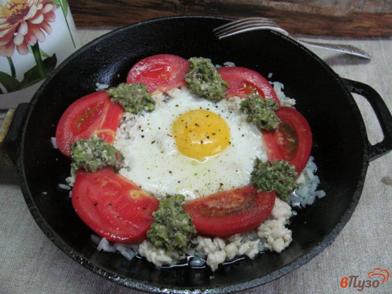 Фото приготовление рецепта: Яйцо с рисом и куриным фаршем под соусом песто шаг №5