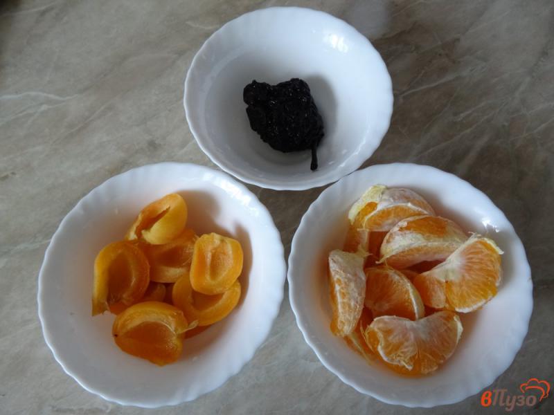 Фото приготовление рецепта: Абрикосово-мандариновый компот с копченой грушей шаг №1