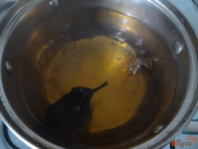 Фото приготовление рецепта: Абрикосово-мандариновый компот с копченой грушей шаг №3