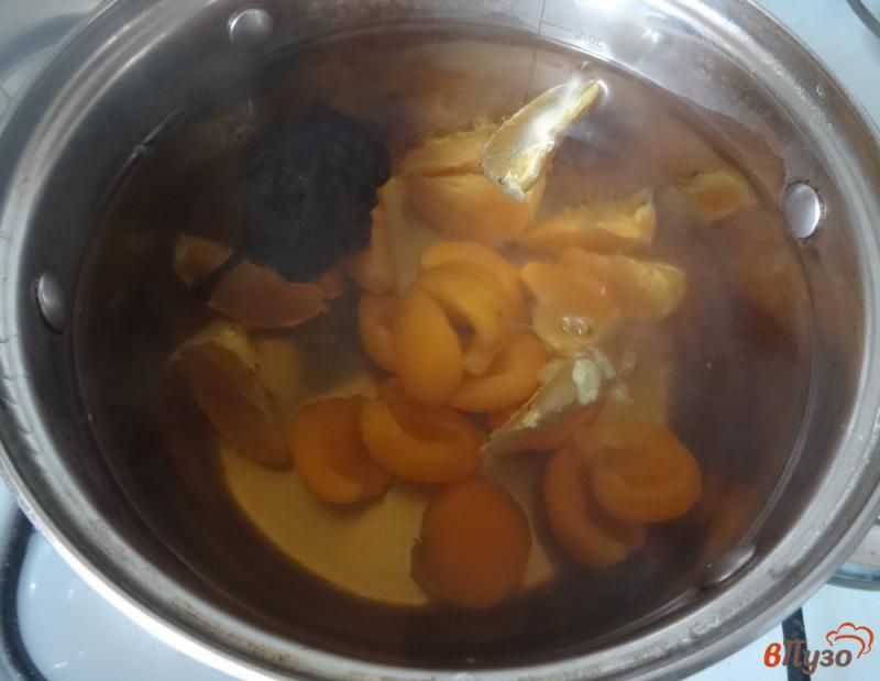 Фото приготовление рецепта: Абрикосово-мандариновый компот с копченой грушей шаг №4