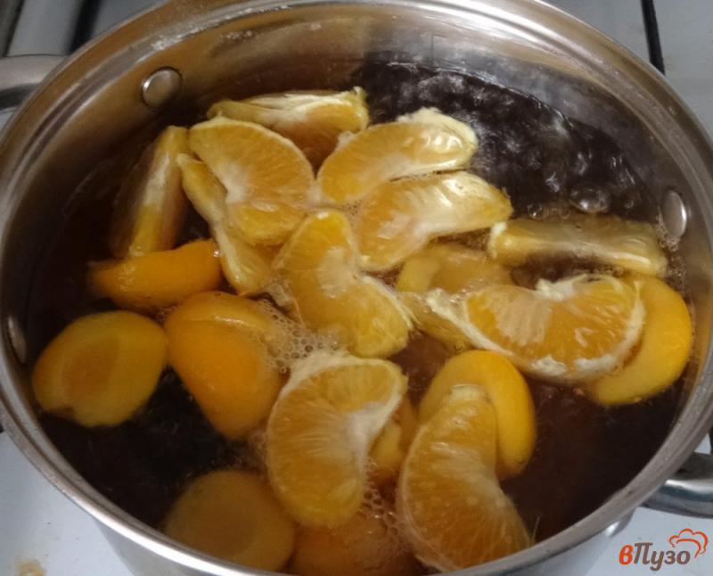 Фото приготовление рецепта: Абрикосово-мандариновый компот с копченой грушей шаг №5