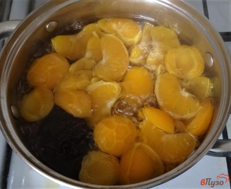 Фото приготовление рецепта: Абрикосово-мандариновый компот с копченой грушей шаг №6