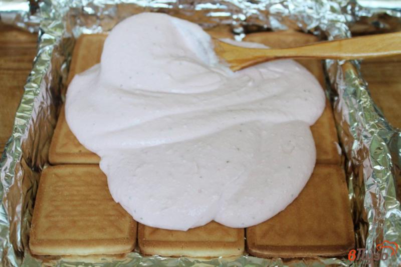 Фото приготовление рецепта: Торт без выпечки с творожно-сливочным кремом и клубникой шаг №6
