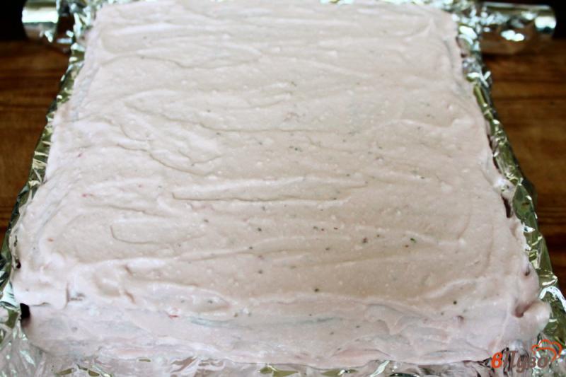 Фото приготовление рецепта: Торт без выпечки с творожно-сливочным кремом и клубникой шаг №8