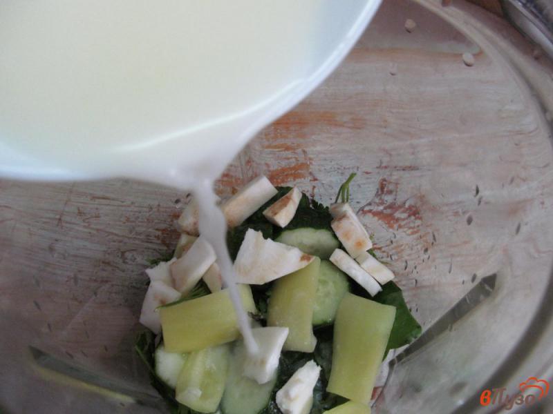 Фото приготовление рецепта: Холодный зеленый суп на кефире с креветками шаг №4