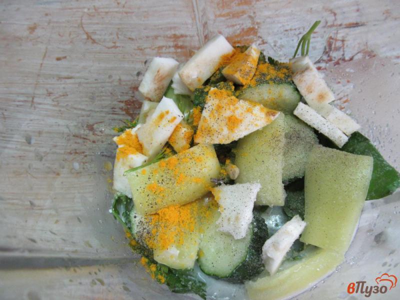 Фото приготовление рецепта: Холодный зеленый суп на кефире с креветками шаг №5