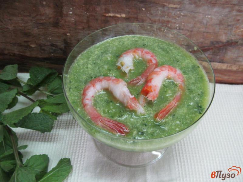 Фото приготовление рецепта: Холодный зеленый суп на кефире с креветками шаг №7