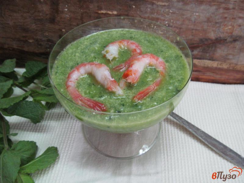 Фото приготовление рецепта: Холодный зеленый суп на кефире с креветками шаг №8