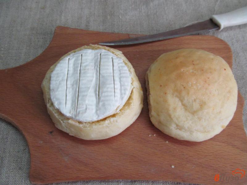 Фото приготовление рецепта: Запеченные сыр бри в булочке с картофелем шаг №2