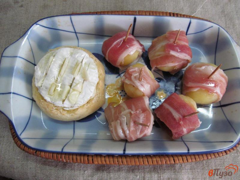 Фото приготовление рецепта: Запеченные сыр бри в булочке с картофелем шаг №5