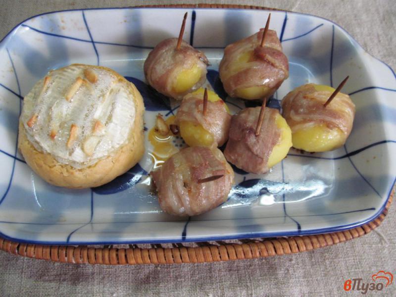Фото приготовление рецепта: Запеченные сыр бри в булочке с картофелем шаг №6