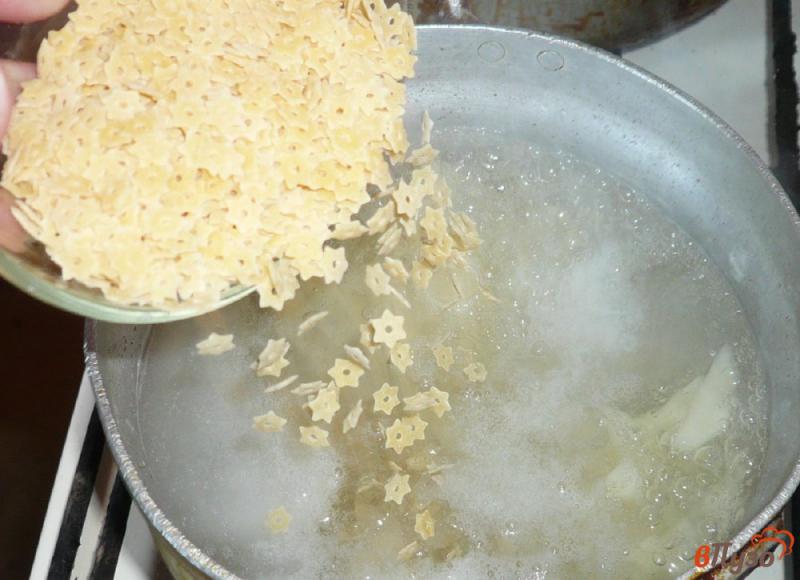 Фото приготовление рецепта: Сырно-сливочный суп с макаронами шаг №5