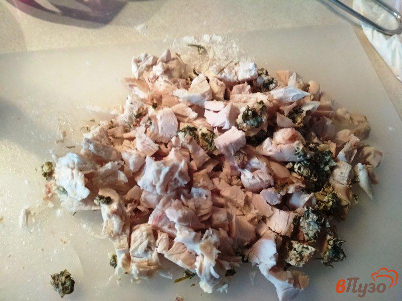 Фото приготовление рецепта: Пирог с курицей и грибами шаг №5