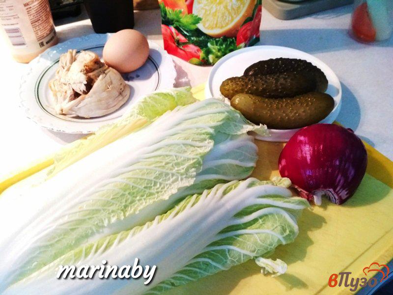 Фото приготовление рецепта: Салат из пекинской капусты, куриного филе и крутонов (сухариков) шаг №1