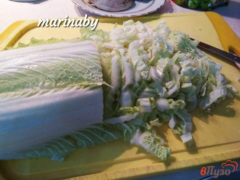 Фото приготовление рецепта: Салат из пекинской капусты, куриного филе и крутонов (сухариков) шаг №2