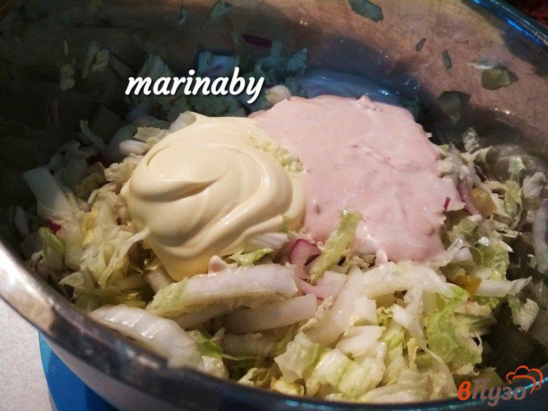 Фото приготовление рецепта: Салат из пекинской капусты, куриного филе и крутонов (сухариков) шаг №4