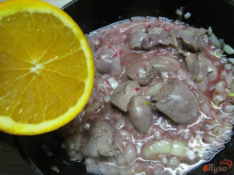 Фото приготовление рецепта: Салат из куриной печени с апельсином и рукколой шаг №4