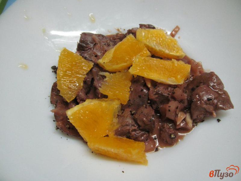 Фото приготовление рецепта: Салат из куриной печени с апельсином и рукколой шаг №6