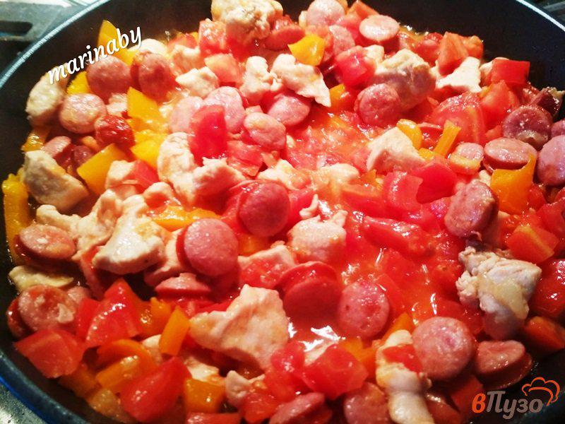 Фото приготовление рецепта: Спагетти с мясным соусом из куриного филе и охотничьих колбасок шаг №5