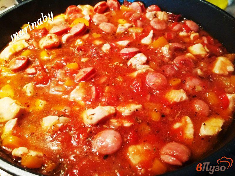 Фото приготовление рецепта: Спагетти с мясным соусом из куриного филе и охотничьих колбасок шаг №6