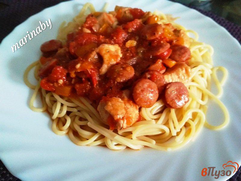Фото приготовление рецепта: Спагетти с мясным соусом из куриного филе и охотничьих колбасок шаг №7