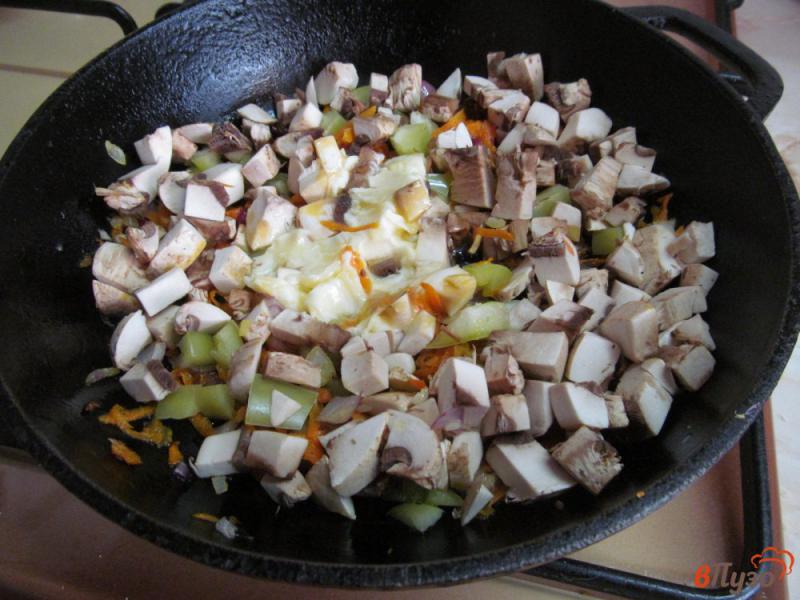 Фото приготовление рецепта: Кабачковые лодочки с начинкой из грибов с рисом шаг №4
