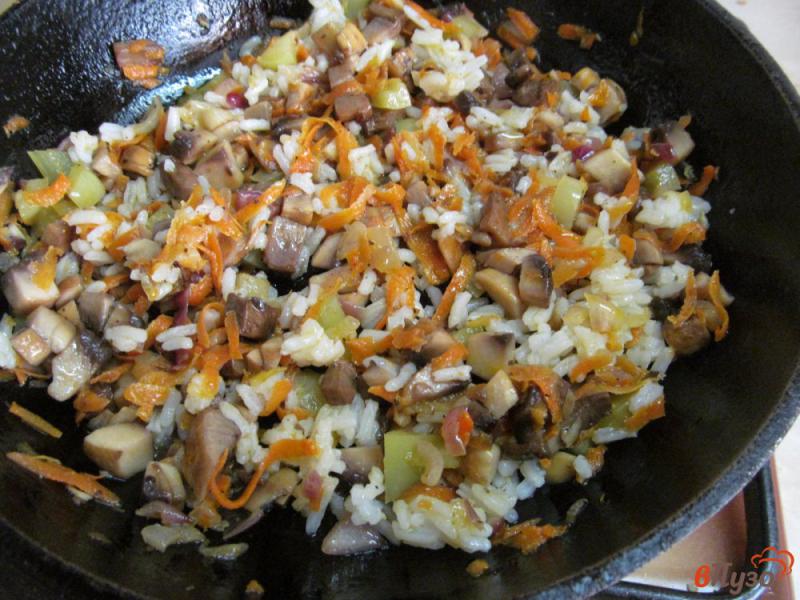 Фото приготовление рецепта: Кабачковые лодочки с начинкой из грибов с рисом шаг №5
