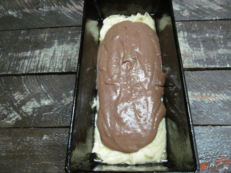 Фото приготовление рецепта: Кекс с шоколадной начинкой шаг №7
