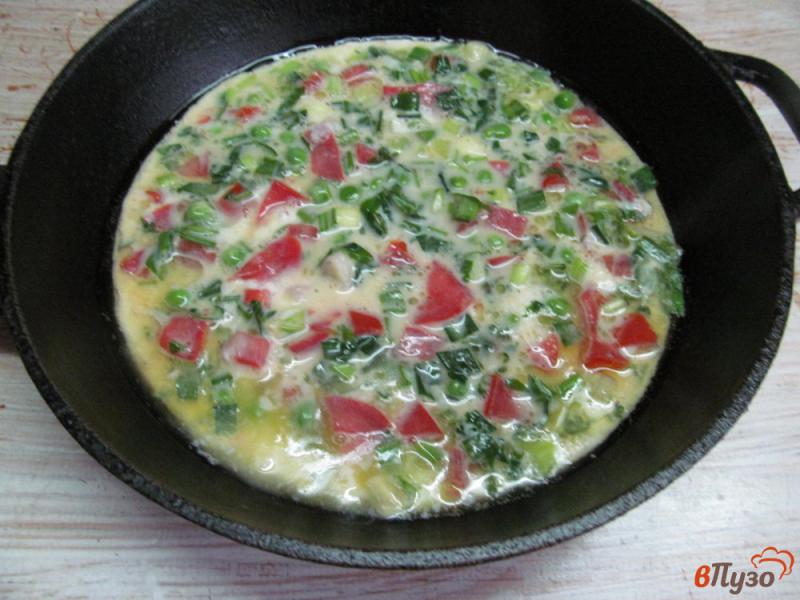 Фото приготовление рецепта: Омлет с помидором и зеленым горошком шаг №6
