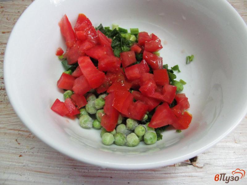 Фото приготовление рецепта: Омлет с помидором и зеленым горошком шаг №3