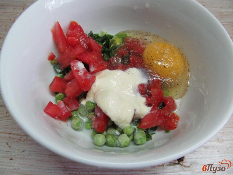 Фото приготовление рецепта: Омлет с помидором и зеленым горошком шаг №4