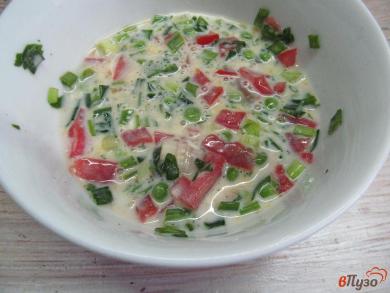 Фото приготовление рецепта: Омлет с помидором и зеленым горошком шаг №5