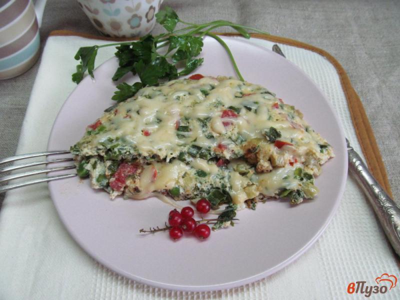 Фото приготовление рецепта: Омлет с помидором и зеленым горошком шаг №8