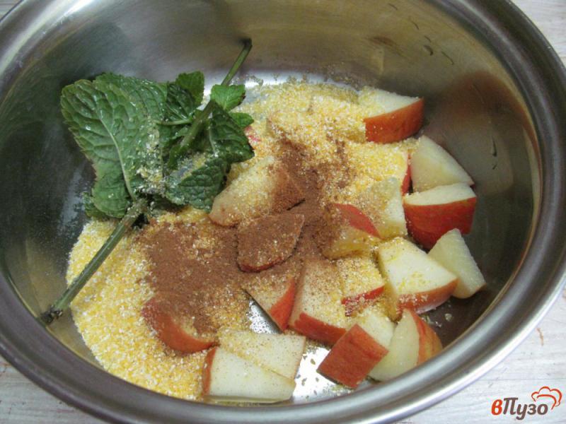 Фото приготовление рецепта: Кукурузная каша с яблоком и сыром шаг №2