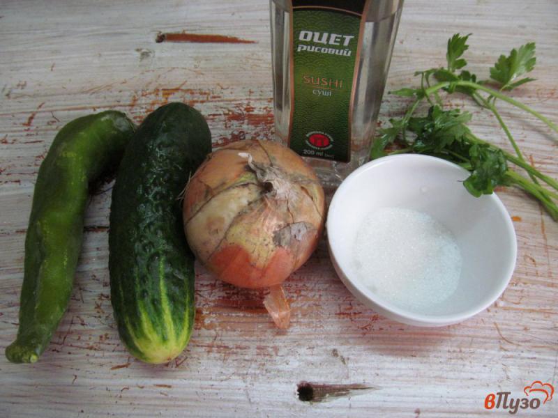 Фото приготовление рецепта: Огуречный салат с луком «пикантный» шаг №1
