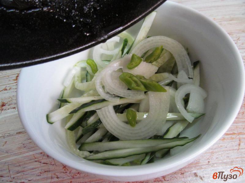 Фото приготовление рецепта: Огуречный салат с луком «пикантный» шаг №4