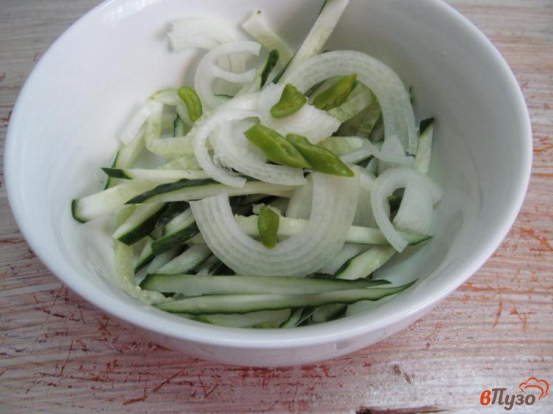 Фото приготовление рецепта: Огуречный салат с луком «пикантный» шаг №3