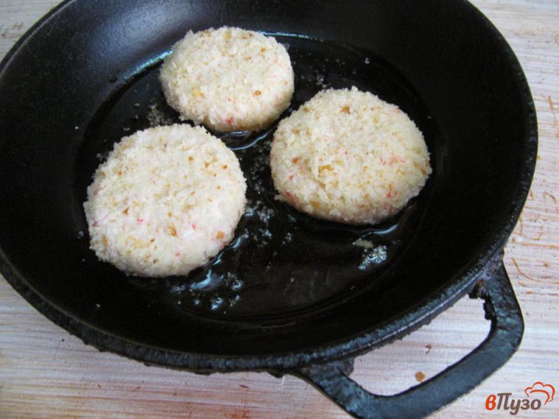 Фото приготовление рецепта: Котлеты из крабовых палочек с сыром моцарелла шаг №7