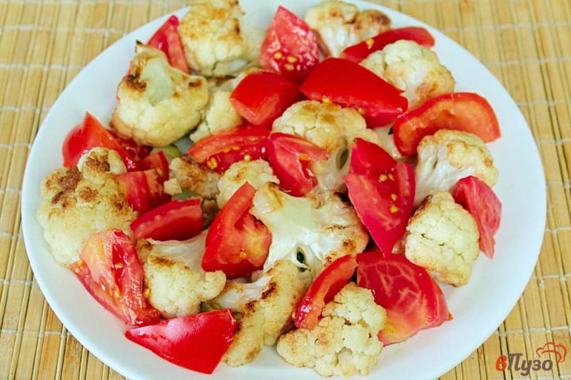 Фото приготовление рецепта: Цветная капуста с помидорами и брынзой шаг №4