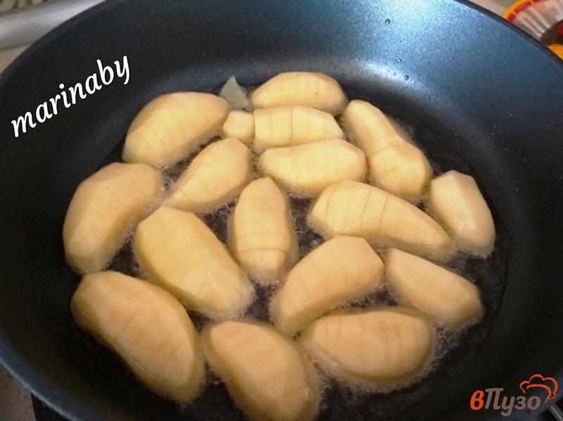 Фото приготовление рецепта: Жаренный картофель под соусом шаг №3