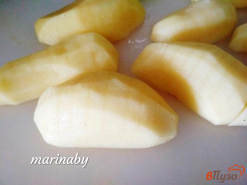Фото приготовление рецепта: Жаренный картофель под соусом шаг №2