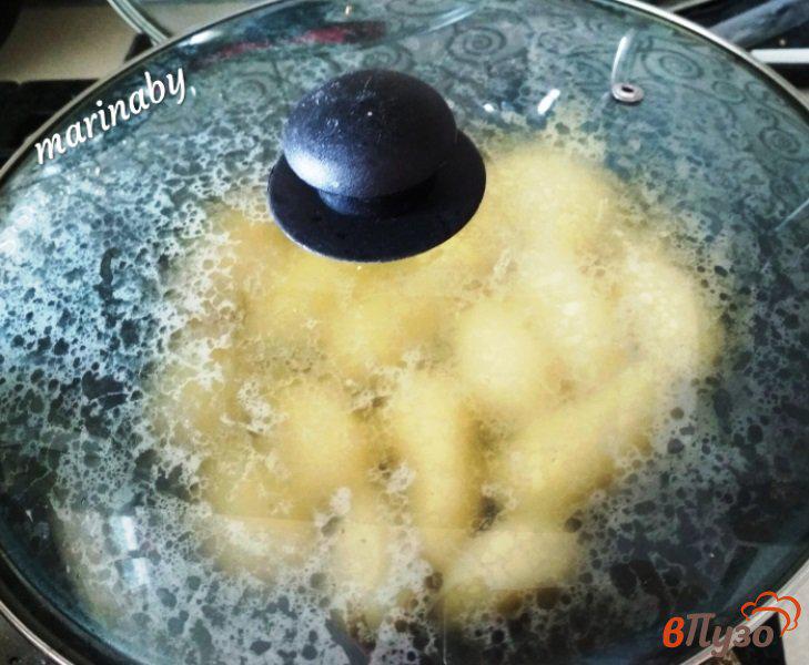 Фото приготовление рецепта: Жаренный картофель под соусом шаг №4