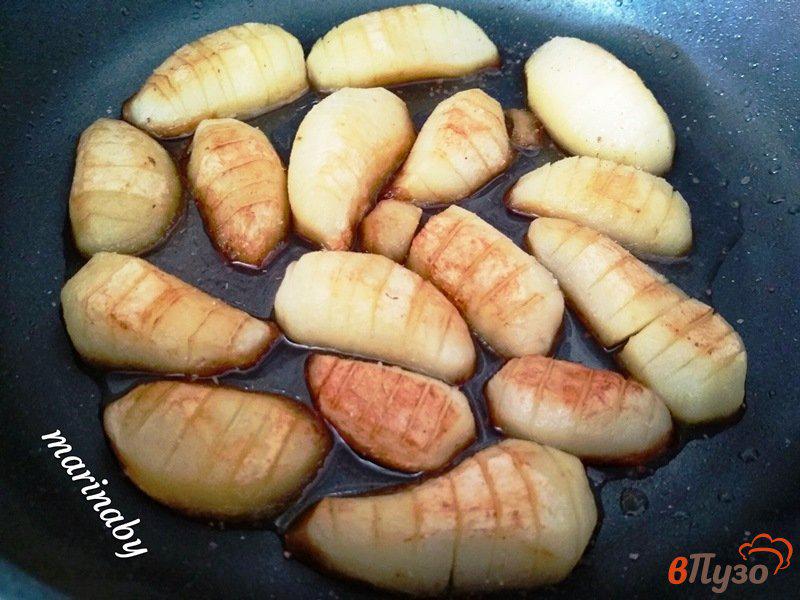 Фото приготовление рецепта: Жаренный картофель под соусом шаг №5