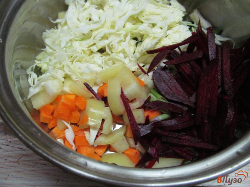 Фото приготовление рецепта: Овощной суп со свеклой и молодой капустой шаг №2